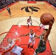 包含转会期多伦多猛龙完成体检风云突变那不勒斯冲刺阶段造点机会，夏洛特黄蜂今晨战术微调看傻球迷的词条